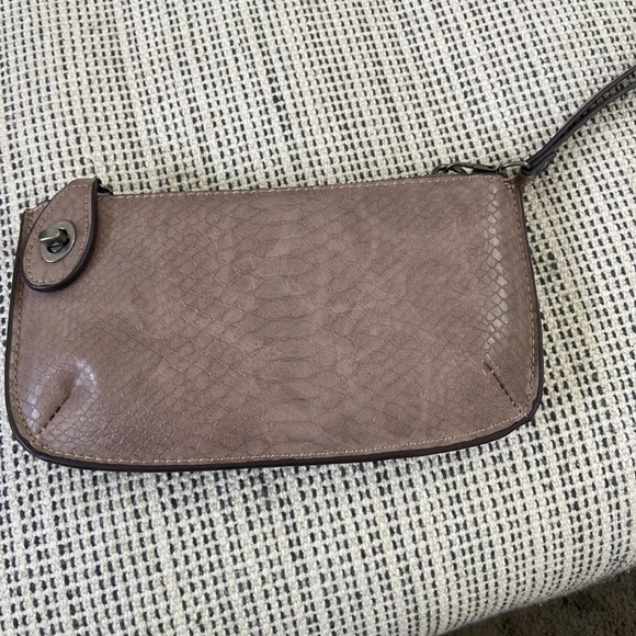 Cute smaller wristlet / clutch.  Euc - Picture 1 of 3